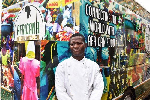 Он продает рис Jollof у консульства Нигерии: вопросы и ответы с Godshelter Oluwalogbon
