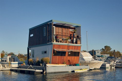 Этот транспортный контейнер был пересматривается в плавающем доме, который адаптируется к изменению уровня моря!