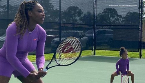 Серена Уильямс наслаждается игрой в теннис с двухлетней дочерью в одинаковых нарядах: смотреть